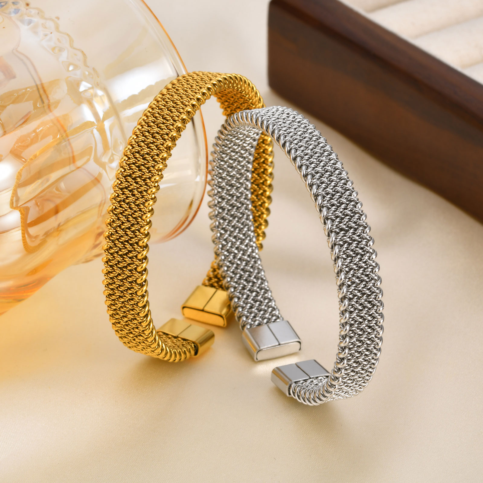 Bracciale aperto con cinturino - Mesh Strap Metal recensione e prezzo